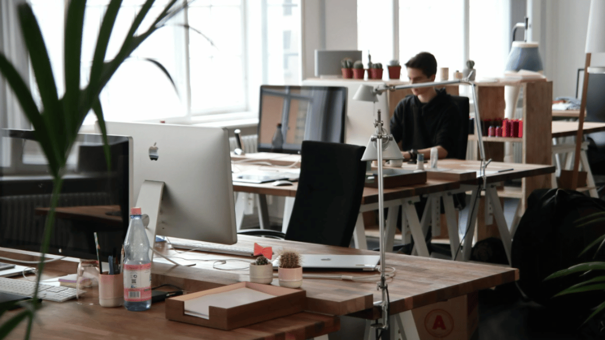 boss-tried-to-call-here-how-redditor-dodged-off-hours-call-amid-strict-work-from-office-policy-internet-impressed
